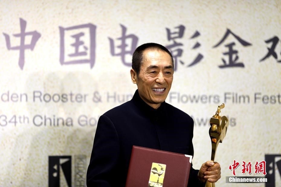 (資料圖：張藝謀以執(zhí)導(dǎo)《懸崖之上》榮膺最佳導(dǎo)演獎(jiǎng)。 <a target='_blank' href='/'>中新社</a>記者 呂明 攝)