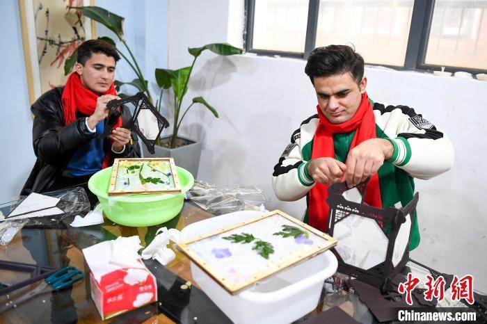 巴基斯坦留學(xué)生制作燈籠。　楊華峰 攝