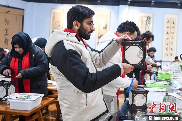 巴基斯坦留學(xué)生制作燈籠?！钊A峰 攝