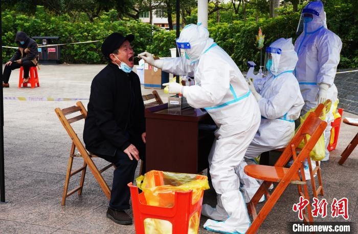 圖為德?？h組織民眾接受核酸檢測?！〉卤？h融媒體中心供圖