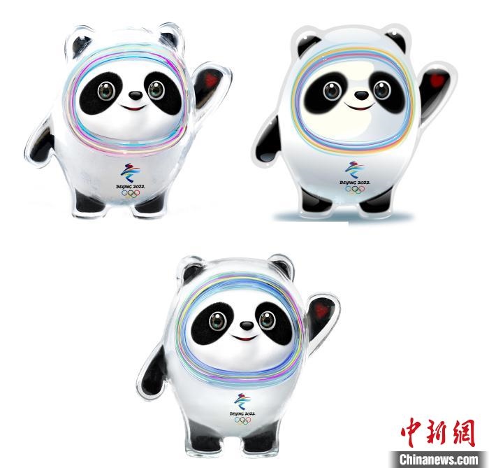 設計團隊將“冰絲帶”的形象引入大熊貓后逐漸成型。上方兩個形象還是外八字腳，下方形象為最終定稿?！⑵皆乒﹫D