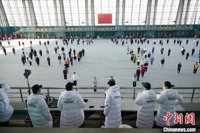 北京冬奧會閉幕式開始前，演員們在進行排練?！埼暮?供圖