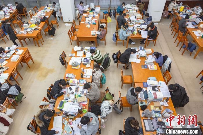 資料圖：南昌大學(xué)圖書(shū)館自習(xí)室內(nèi)，考生正在緊張復(fù)習(xí)。　劉力鑫 攝