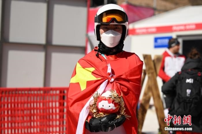 3月6日，中國選手梁景怡在賽后手捧吉祥物。當(dāng)日，北京2022年冬殘奧會(huì)殘奧高山滑雪男子超級(jí)大回轉(zhuǎn)-站姿決賽在國家高山滑雪中心舉行，中國選手梁景怡奪得冠軍。 <a target='_blank' href='/'>中新社</a>記者 劉冉陽 攝 　
