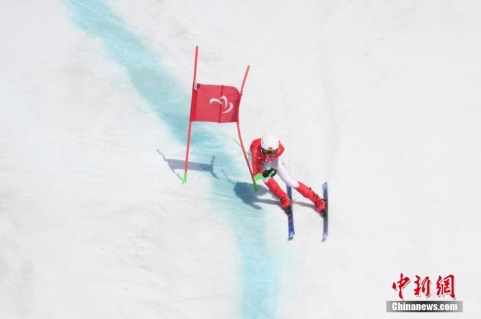 3月6日，中國選手梁景怡在比賽中。當(dāng)日，北京2022年冬殘奧會(huì)殘奧高山滑雪男子超級(jí)大回轉(zhuǎn)-站姿決賽在國家高山滑雪中心舉行，中國選手梁景怡奪得冠軍。 <a target='_blank' href='/'>中新社</a>記者 劉冉陽 攝 　