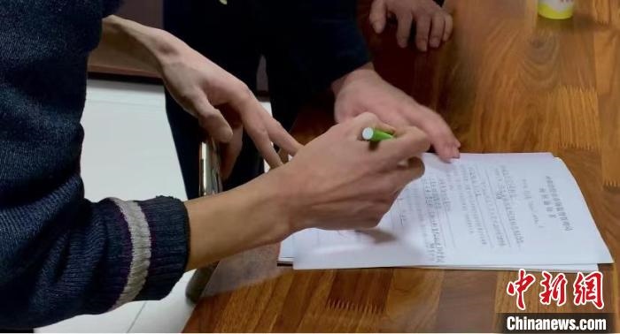 圖為現(xiàn)場下達(dá)詢問通知書?！±铈面?攝