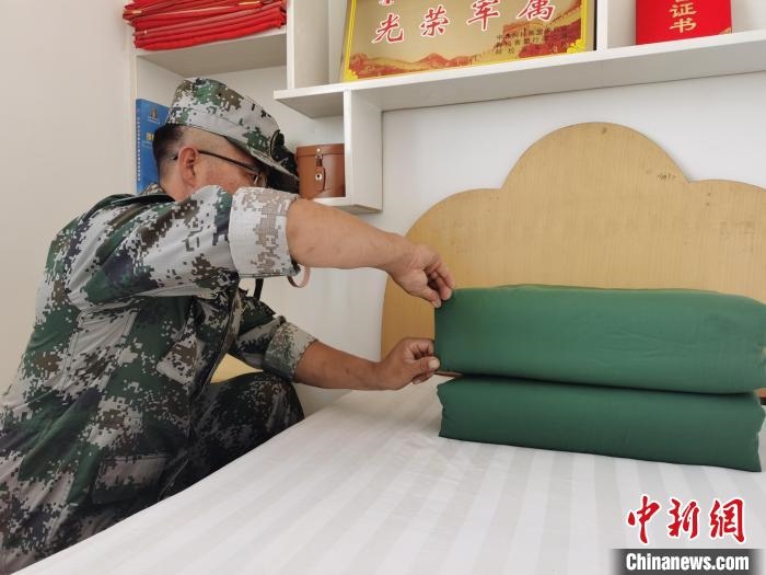 圖為謝寶民以軍人標(biāo)準(zhǔn)要求自己?！∈茉L者供圖