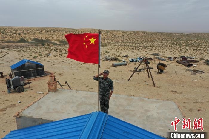 圖為每天升旗是謝寶民的必修課。　受訪者供圖