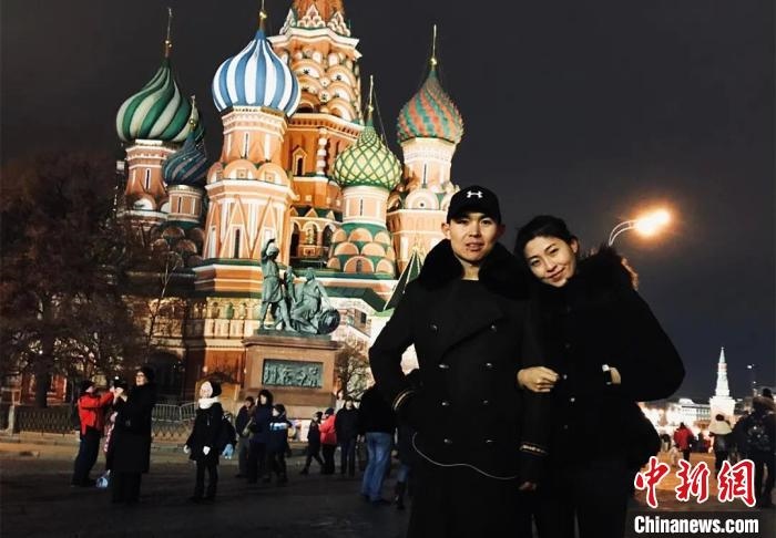 圖為敖木希勒夫婦留學(xué)合影。　敖木希勒供圖