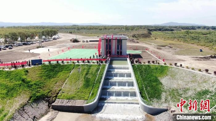 圖為生態(tài)補(bǔ)水現(xiàn)場。　范效孔 攝