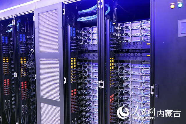 內(nèi)蒙古高性能計算公共服務平臺機房。人民網(wǎng)記者 苗陽攝