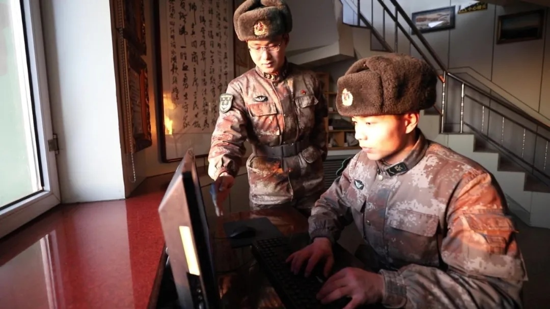 哨所內(nèi)，官兵們熟練操作視頻監(jiān)控系統(tǒng).webp.jpg