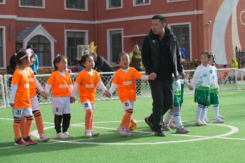 8.趣味比賽結束后，足球教師武穆帶領孩子們到場邊謝場.jpg