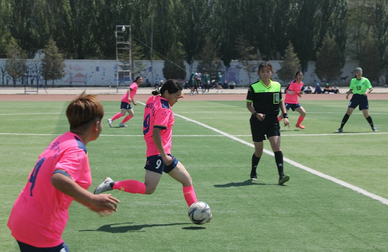 3.大學(xué)生足球聯(lián)賽本科組比賽現(xiàn)場，內(nèi)蒙古民族大學(xué)（粉色）對(duì)陣呼和浩特民族學(xué)院.JPG