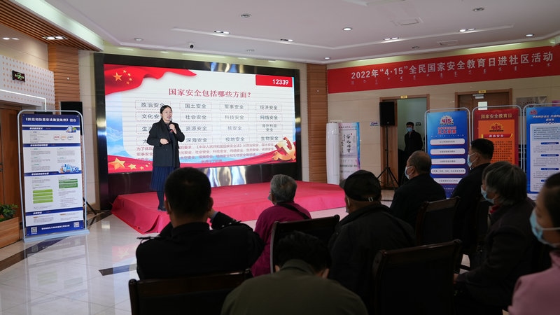 線下聯(lián)合各國(guó)家安全委員單位同步開展“國(guó)家安全進(jìn)社區(qū)”活動(dòng)，現(xiàn)場(chǎng)通過以國(guó)家安全知識(shí)問答為主線，穿插烏蘭牧騎演出、國(guó)家安全宣講、發(fā)放國(guó)家安全法律法規(guī)讀本等形式，圍繞什么是國(guó)家安全、國(guó)家安全包含哪些內(nèi)容、如何維護(hù)國(guó)家安全等方面，為社區(qū)老百姓開展宣傳宣講，同時(shí)作為現(xiàn)場(chǎng)“進(jìn)社區(qū)”活動(dòng)與線上直播活動(dòng)連線，把現(xiàn)場(chǎng)熱烈氣氛帶到網(wǎng)絡(luò)，與大家共同分享。 (4)_副本.jpg