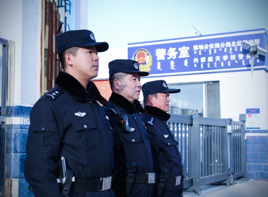 站好“護學(xué)崗”，守護“成長路”——南地公安持續(xù)開展護學(xué)行動214.png