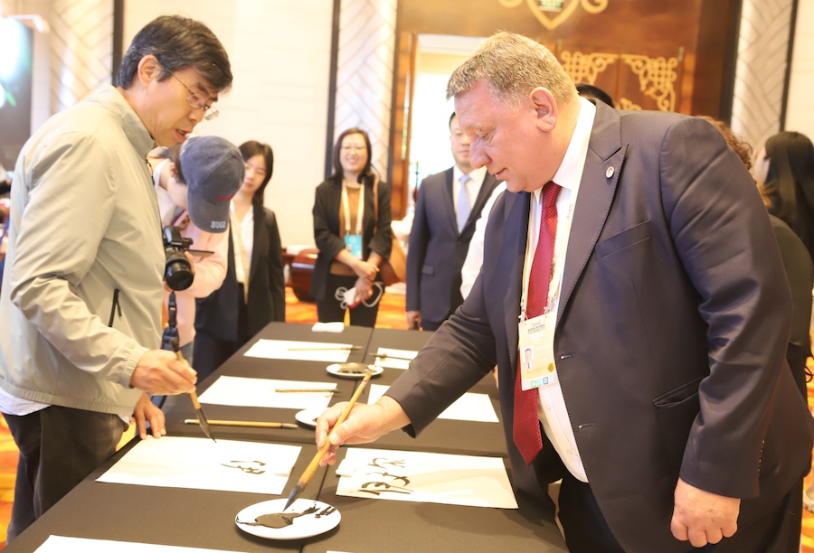 非遺、書(shū)法、文創(chuàng)齊亮相！2025年國(guó)家重要橋頭堡智庫(kù)論壇讓中外嘉賓讀懂北疆文化