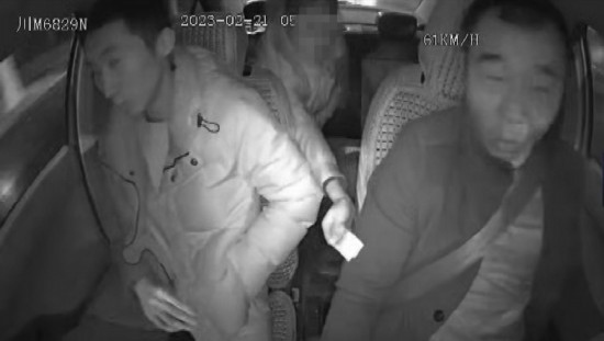 凌晨女子打車到江邊，并掏出百元大鈔給司機稱不用找了。資陽公安供圖