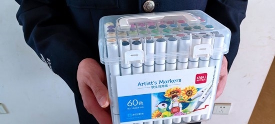 民警送上的馬克筆。資陽市公安供圖