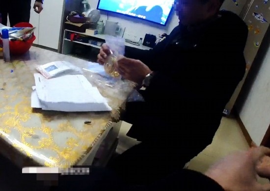 失主對(duì)照清單清點(diǎn)黃金等貴重物品。資陽市公安供圖