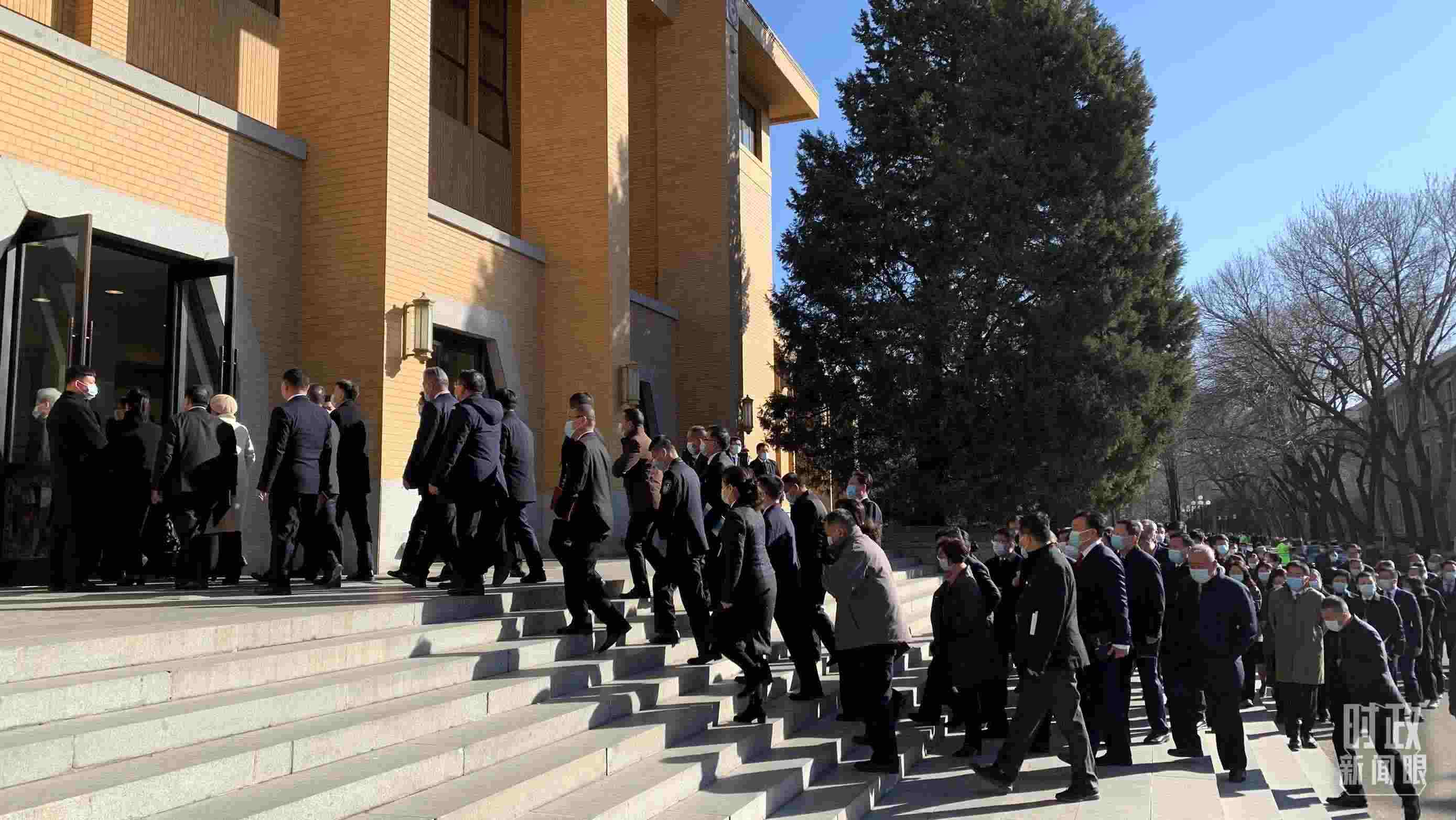 △參加這次慶祝大會(huì)暨開學(xué)典禮的與會(huì)人員正在步入會(huì)場(chǎng)。（總臺(tái)央視記者段德文拍攝）