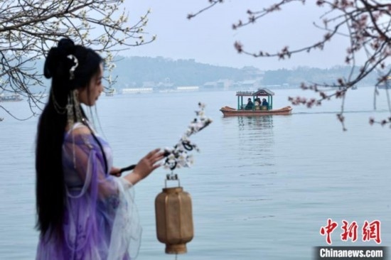 圖為游客在昆明湖畔游玩。<a target='_blank' data-cke-saved-href='/' href='/'><p align=