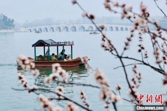 20日，頤和園游船開(kāi)航。<a target='_blank' data-cke-saved-href='/' href='/'><p align=
