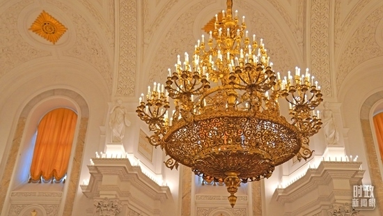 △喬治大廳內(nèi)燈光璀璨。（總臺(tái)國廣記者李晉拍攝）