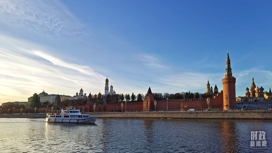 △坐落在莫斯科河畔的克里姆林宮。（總臺(tái)央視記者郭鴻拍攝）