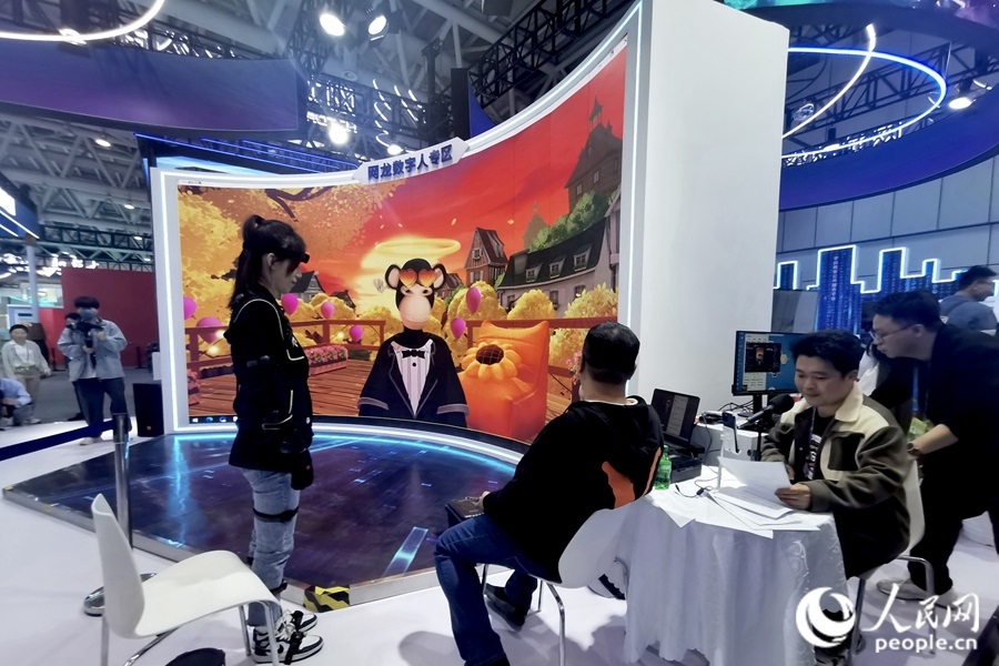數(shù)字人主播“無聊猿”。人民網(wǎng) 葉青卿攝