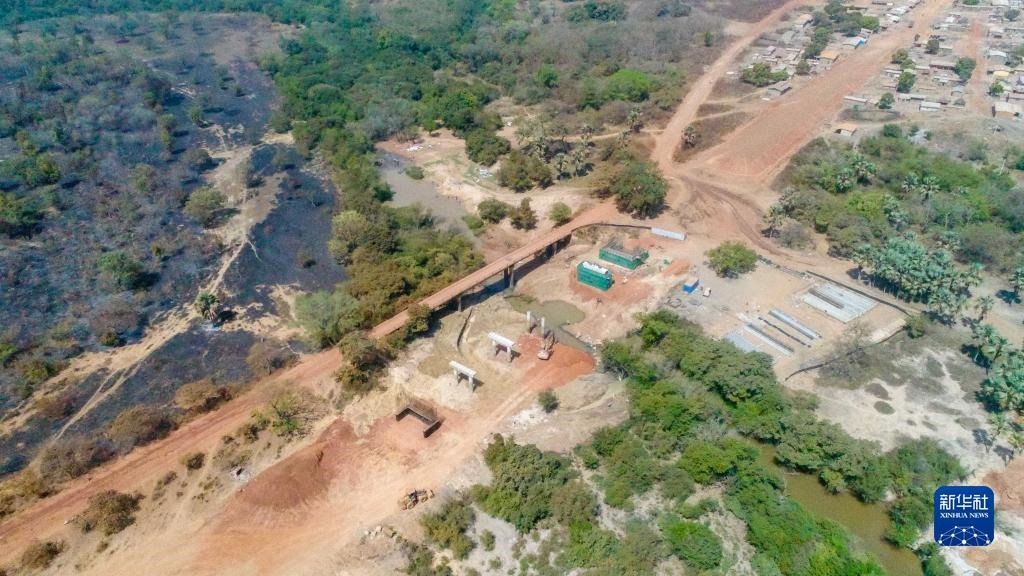 這是1月12日在科特迪瓦西北部奧迭內(nèi)省拍攝的北部公路項目施工現(xiàn)場（無人機(jī)照片）。新華社發(fā)（中國港灣工程有限責(zé)任公司供圖）