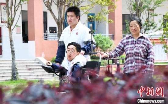 碰上天氣好，朱金祥就會(huì)利用休息時(shí)間，和鐘華強(qiáng)母親將其推出來賞賞花，曬曬太陽，呼吸一下外面的新鮮空氣。 卓忠偉 攝