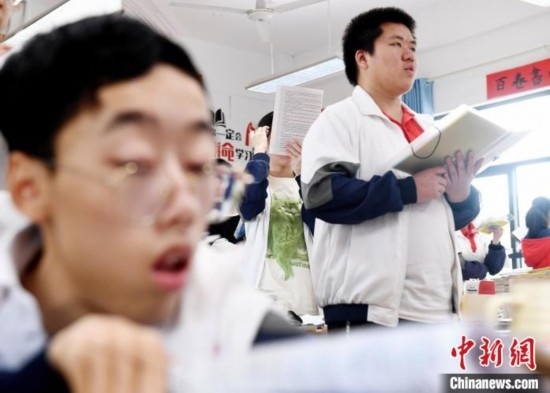 朱金祥(右)和鐘華強(qiáng)(左)正在加緊復(fù)習(xí)迎接高考。 卓忠偉 攝