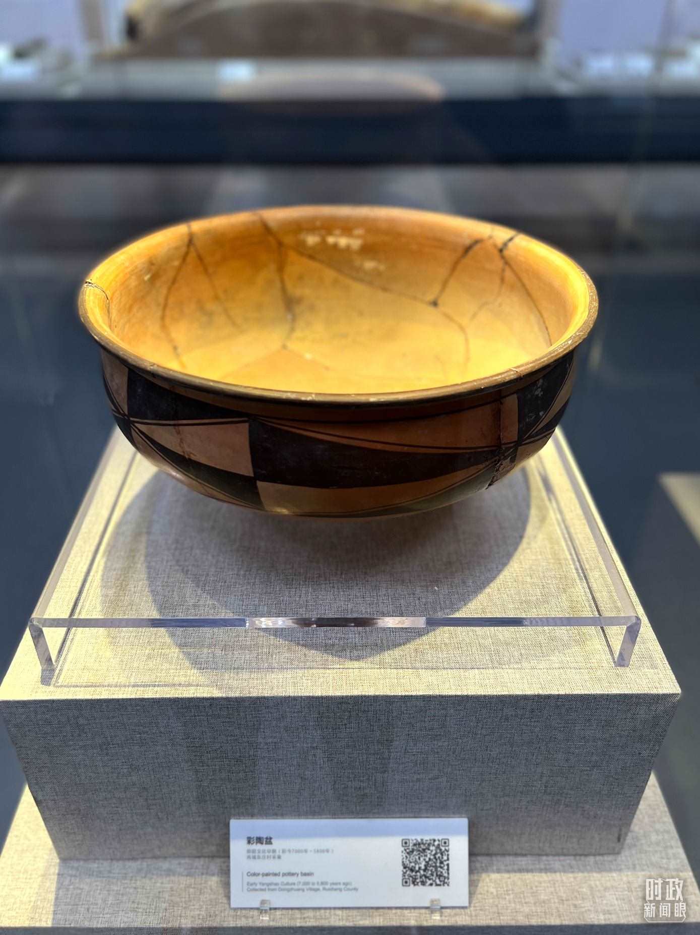△運(yùn)城博物館內(nèi)展出的仰韶文化早期的彩陶盆。（總臺(tái)央視記者邢彬拍攝）