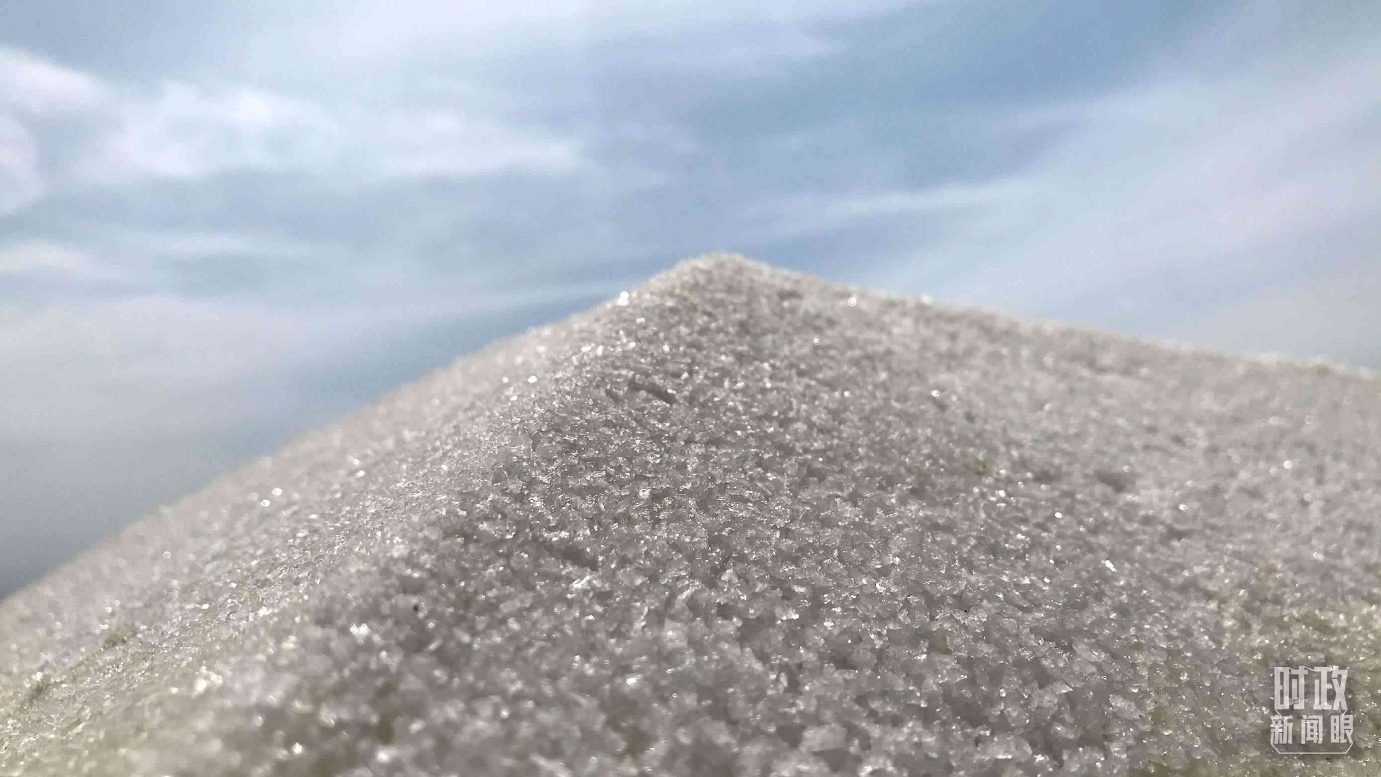 △鹽湖出產(chǎn)的河?xùn)|大鹽。（總臺(tái)央視記者石偉明拍攝）