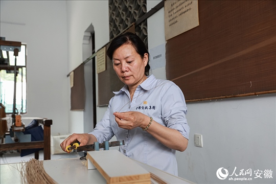 撈紙需要兩位師傅默契配合。人民網(wǎng)記者 張俊攝