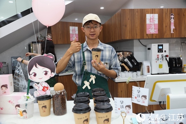 謝雨橋展示制作好的咖啡。人民網(wǎng)記者 馬曉波攝