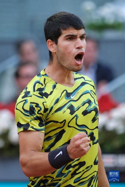 5月7日，阿爾卡拉斯在比賽中慶祝得分。當(dāng)日，在西班牙馬德里網(wǎng)球公開賽男單決賽中，西班牙選手阿爾卡拉斯以2比1戰(zhàn)勝德國選手施特魯夫，奪得冠軍。新華社記者 孟鼎博 攝