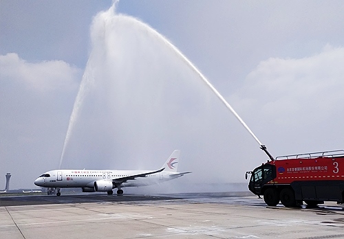 C919穿過象征民航最高禮儀的“水門”。東航供圖