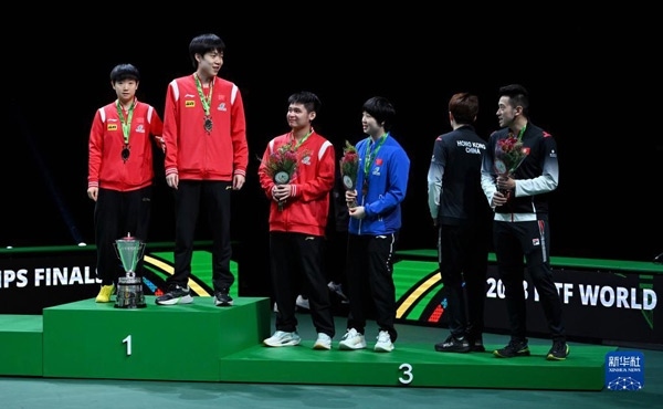 5月26日，冠軍中國(guó)組合王楚欽（左二）/孫穎莎（左一）與季軍中國(guó)組合林詩棟（左三）/蒯曼（左四）、中國(guó)香港組合黃鎮(zhèn)廷（右一）/杜凱琹在頒獎(jiǎng)儀式后交流。新華社記者 陶希夷攝