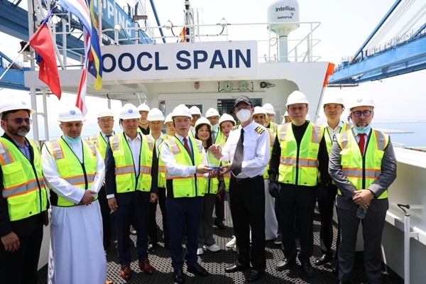 圖為與會(huì)嘉賓參觀“東方西班牙”輪。中遠(yuǎn)海運(yùn)港口阿布扎比碼頭供圖