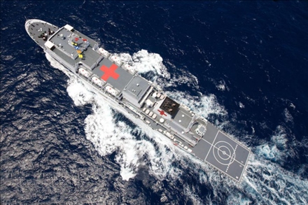 航行在大洋上的中國海軍“和平方舟”號(hào)醫(yī)院船。新華社記者 琚振華 攝