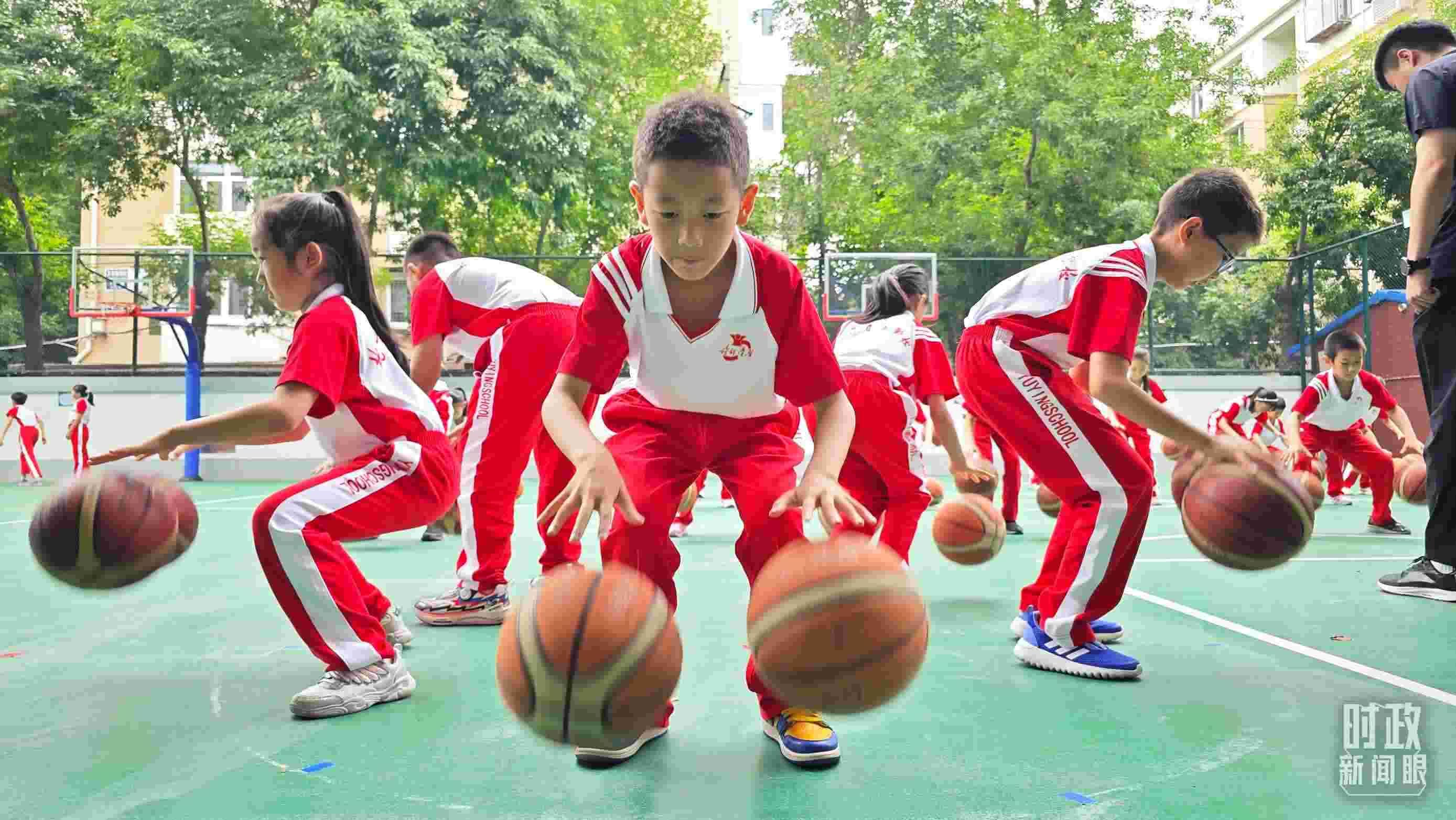 △學(xué)生正在打籃球。（總臺(tái)央視記者彭漢明拍攝）