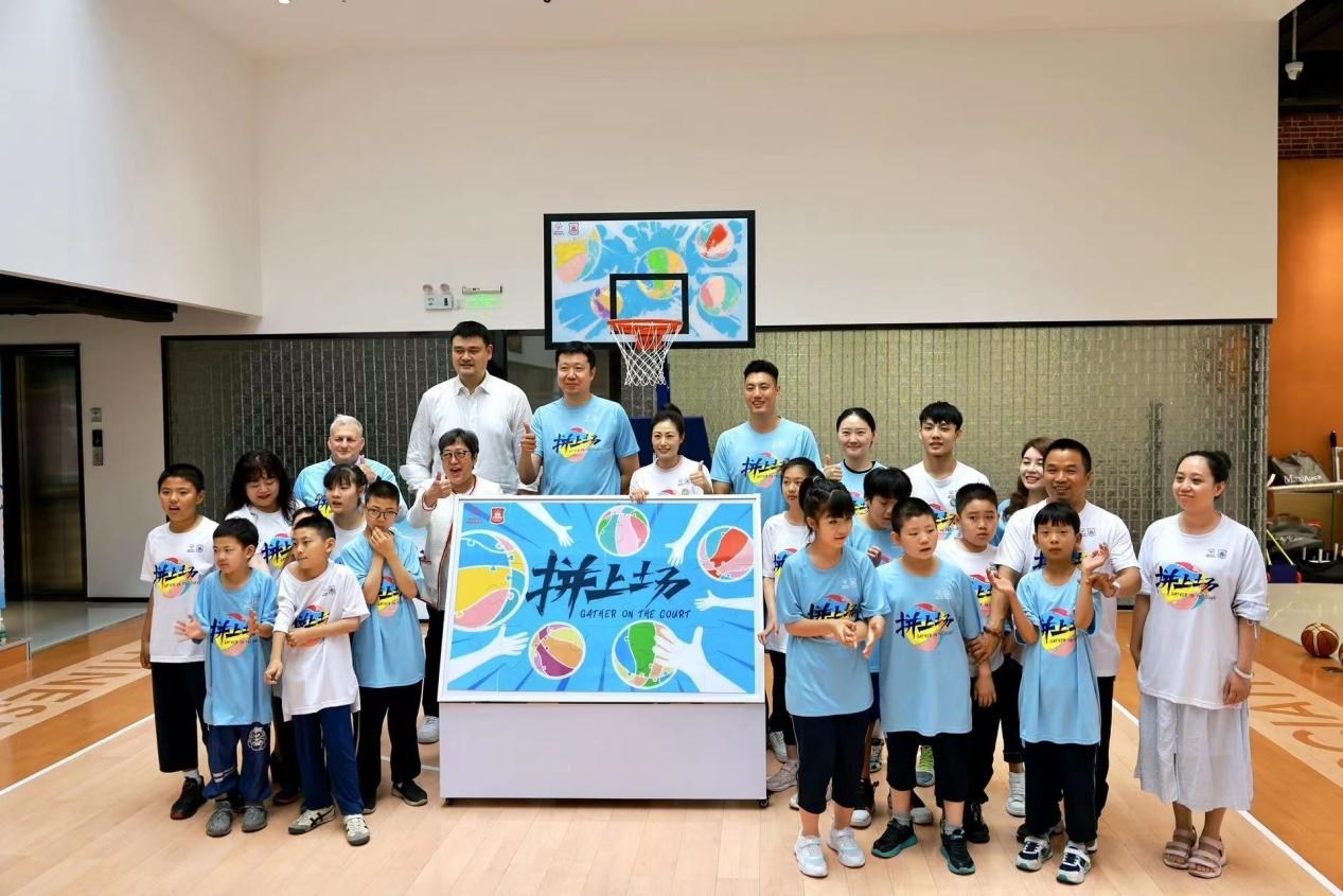 嘉賓與特奧小運(yùn)動(dòng)員在活動(dòng)結(jié)束后合影。人民網(wǎng)記者 郝帥攝