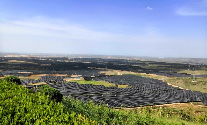 伊金霍洛旗天驕綠能50萬(wàn)千瓦采煤沉陷區(qū)生態(tài)治理光伏發(fā)電示范項(xiàng)目一角。人民網(wǎng)記者 孫博洋攝