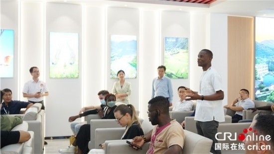 “一帶一路”國(guó)際青年走進(jìn)信陽(yáng)羅山 看“紅”“綠”資源助力鄉(xiāng)村未來(lái)_fororder_“一帶一路”國(guó)際青年采風(fēng)團(tuán)成員現(xiàn)場(chǎng)提問 攝影 賈親親.JPG