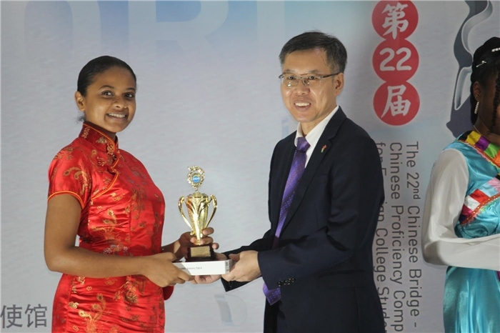 陳錫來參贊為獲獎(jiǎng)選手頒發(fā)二等獎(jiǎng)。圭亞那大學(xué)孔子學(xué)院供圖