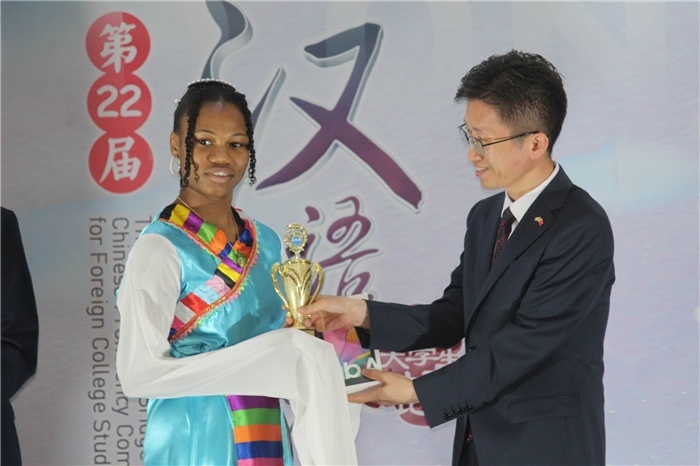 黃瑞參贊為獲獎(jiǎng)選手頒發(fā)二等獎(jiǎng)。圭亞那大學(xué)孔子學(xué)院供圖