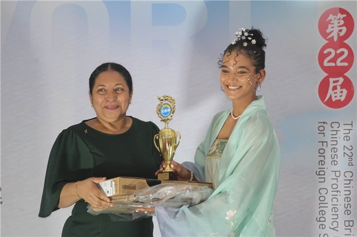 圭亞那大學(xué)校長默罕默德為獲獎(jiǎng)選手頒發(fā)一等獎(jiǎng)。圭亞那大學(xué)孔子學(xué)院供圖