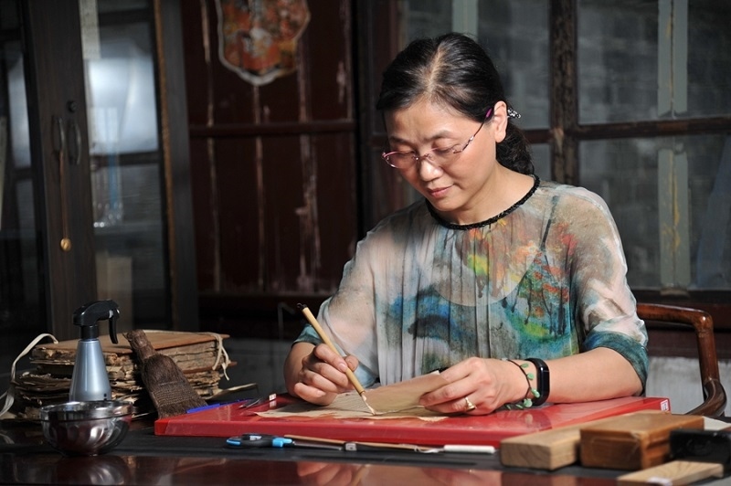 天一閣古籍修復(fù)師工作場(chǎng)景。天一閣博物院供圖